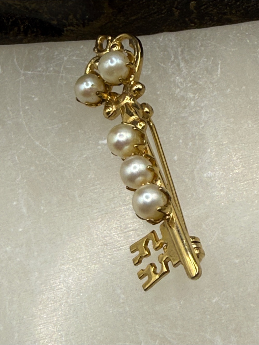 Gold-tone Pearl Key Brooch pin bat brooch lock key heart royal whimsical - Picture 9 of 9